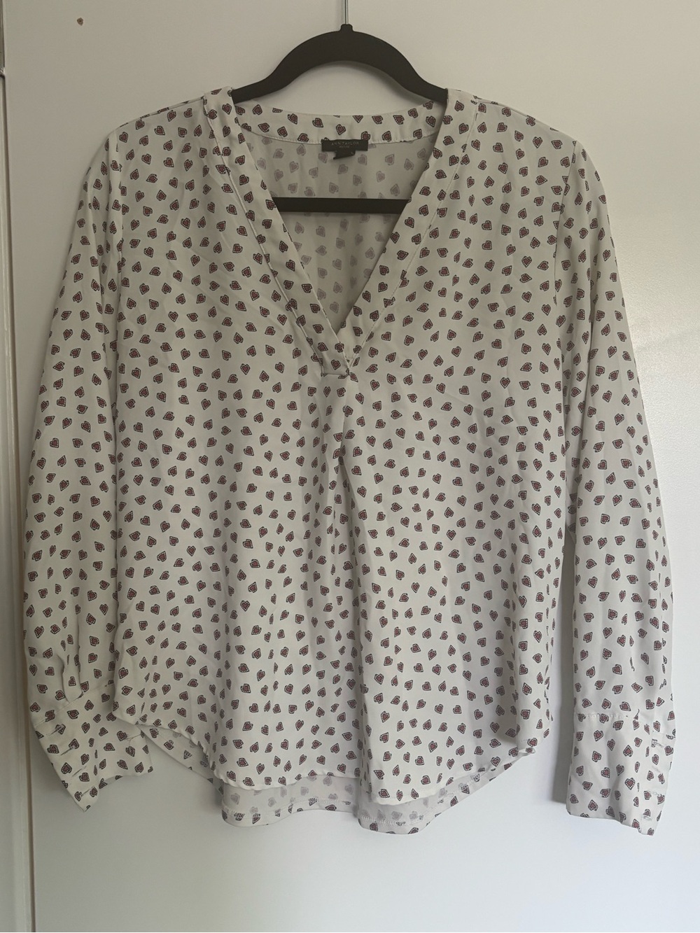 Ann Taylor Flowy V-Neck Blouse White Delicate Heart Print XS Petite Elegant Top